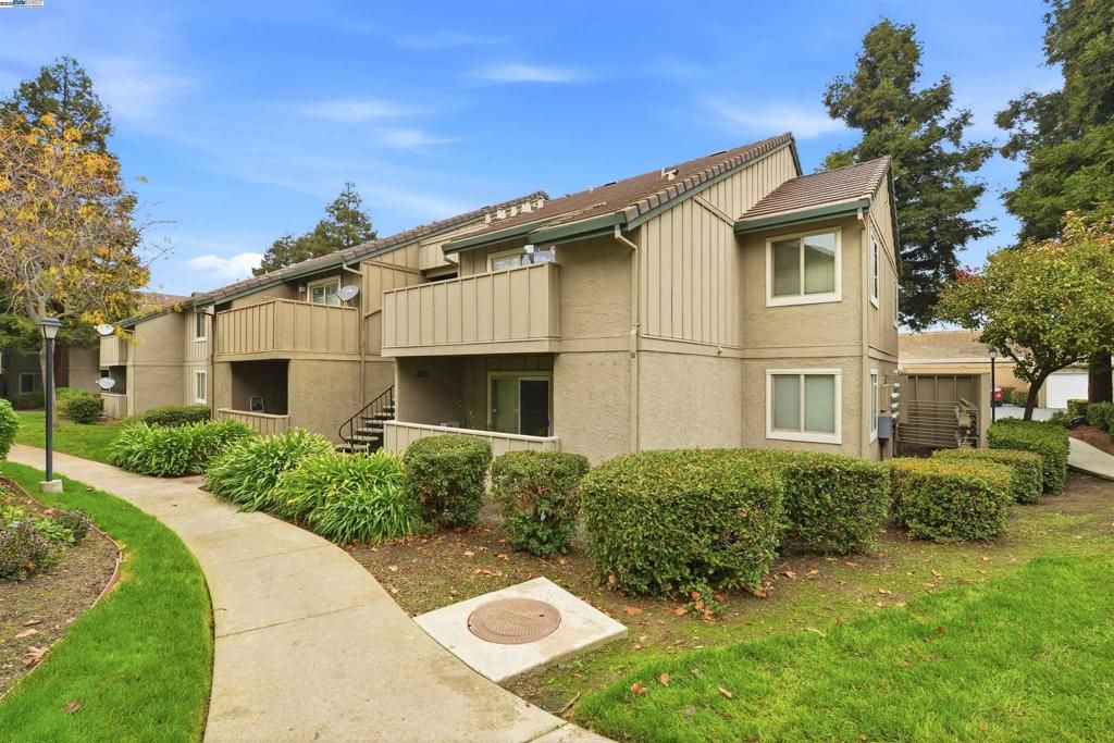 Photo of 2131 Lakeview Cir Cir, Pittsburg, CA 94565 (MLS # 41118283)