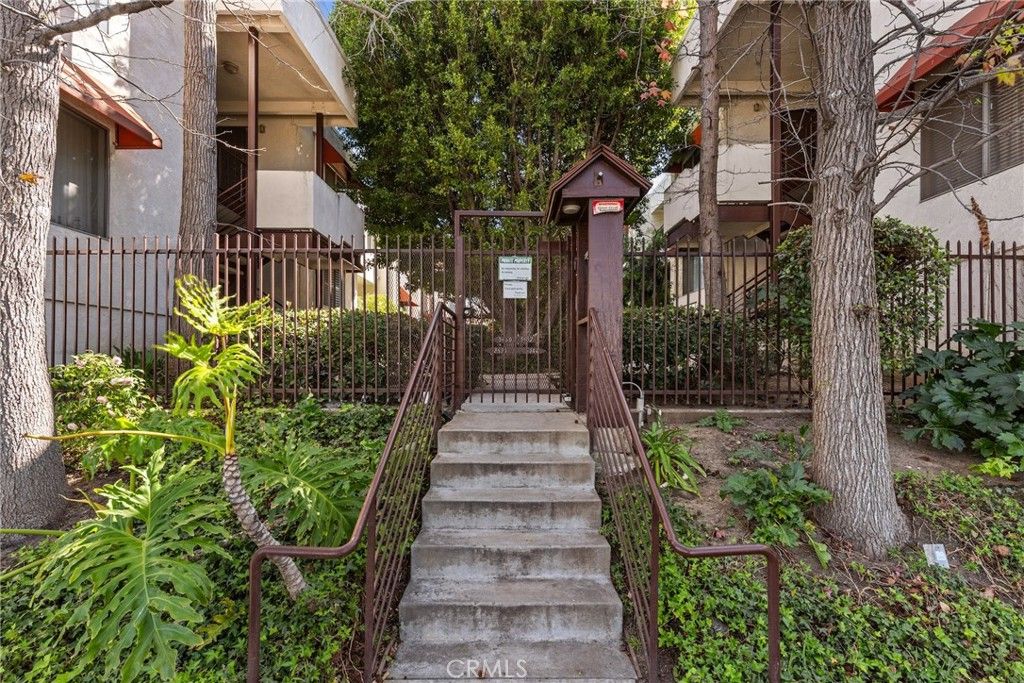 Photo of 5652 Yolanda Avenue #7, Tarzana, CA 91356 (MLS # SR26038508)
