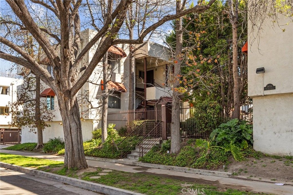 Photo of 5652 Yolanda Avenue #7, Tarzana, CA 91356 (MLS # SR26038508)