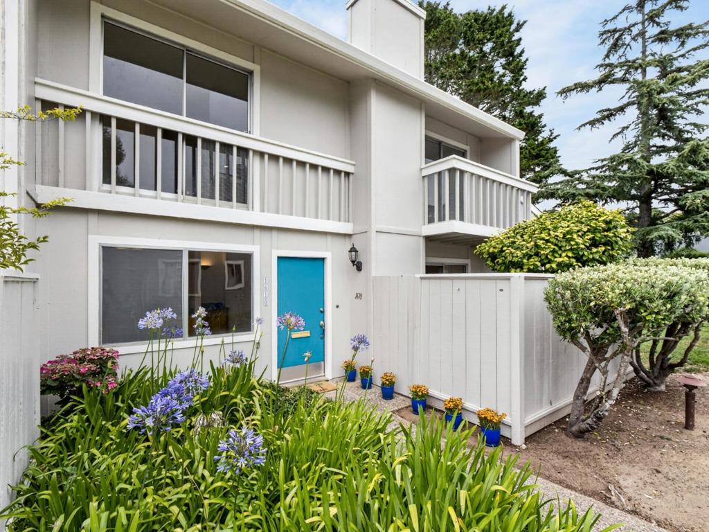 1610 Dolphin Drive