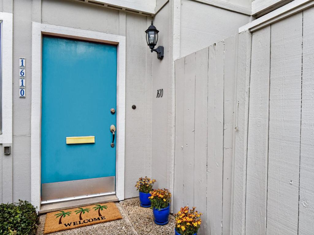 1610 Dolphin Drive