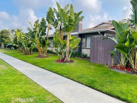 Photo of 17092 Emerald Ln #4, Huntington Beach, CA 92647 (MLS # NP26097596)