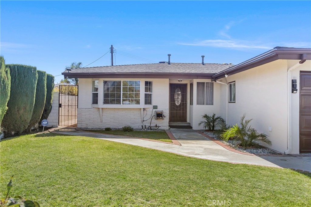 Charming 2-bedroom, 1-bath ADU located in a calm and friendly North Hollywood neighborhood. Features a separate living room and kitchen, two spacious bedrooms, and a private entrance with a cozy outdoor area. Ideal for modern, private living. A must-see! Schedule your showing today!