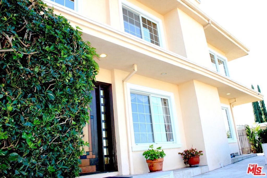 Photo of 11502 Dona Teresa Drive, Studio City, CA 91604 (MLS # 26655159)