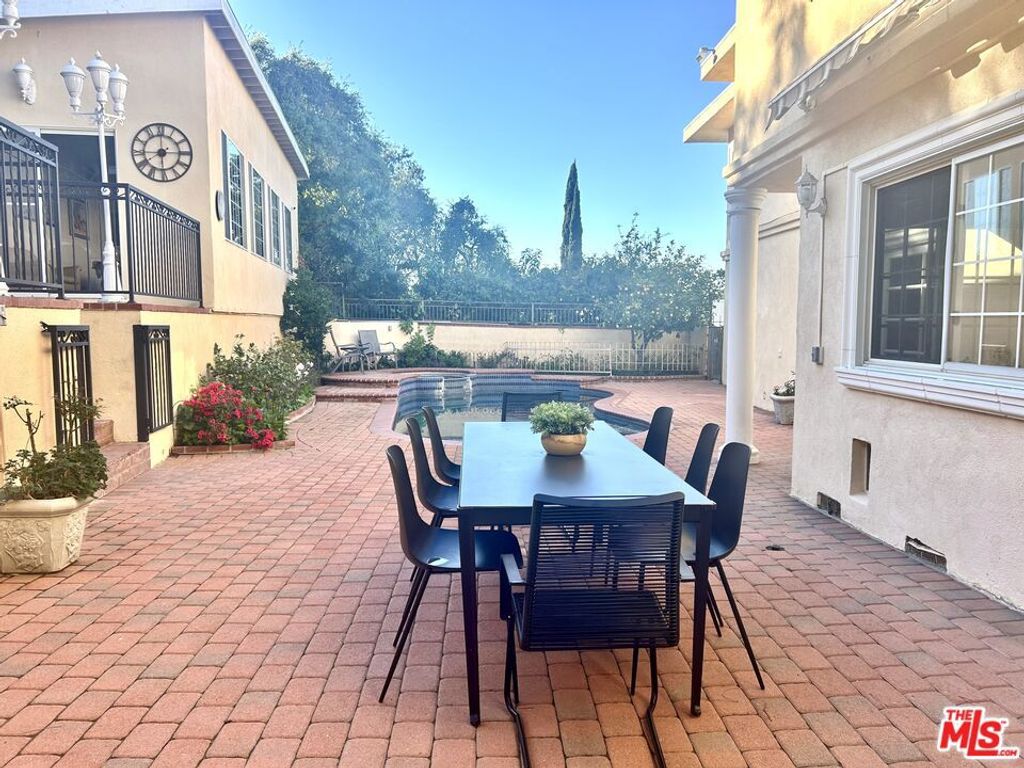 Photo of 11502 Dona Teresa Drive, Studio City, CA 91604 (MLS # 26655159)