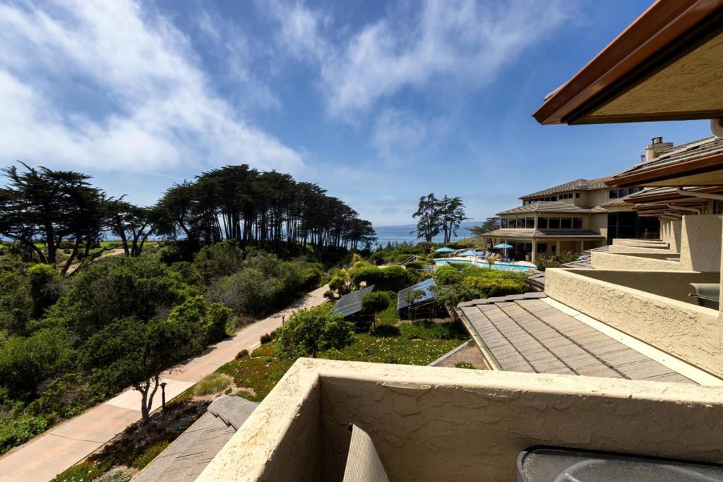 HERE IS ONE OF ONLY 4 ONE BEDROOM CORNER CONDOS WITH OCEAN VIEWS. THE LARGE EXTRA WINDOW AND THE WRAP AROUND DECK MAKES THIS FULLY FURNISHED RESORT CONDO AN INVESTMENT/SECOND HOME TO CONSIDER. ENJOY THE 3 POOLS AND SPAS, GOLF AND TENNIS CLOSE BY AND MILES OF SANDY BEACH TO STROLL.