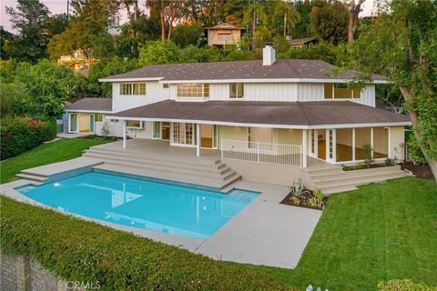 Photo of 4620 Encino Avenue, Encino, CA 91316 (MLS # SR26028130)