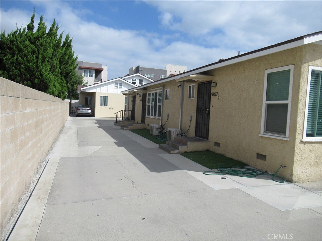9857 Belmont
