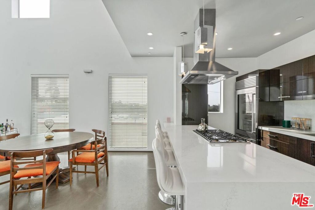 611 N Bronson Avenue 10