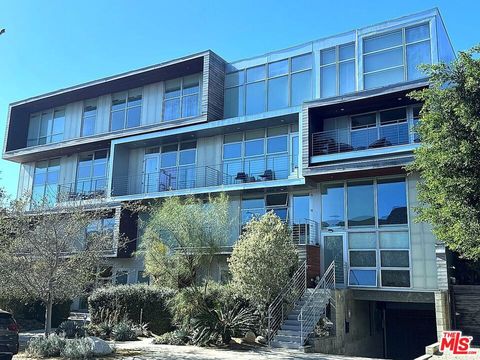 Photo of 611 N Bronson Avenue #10, Los Angeles, CA 90004 (MLS # 26647917)