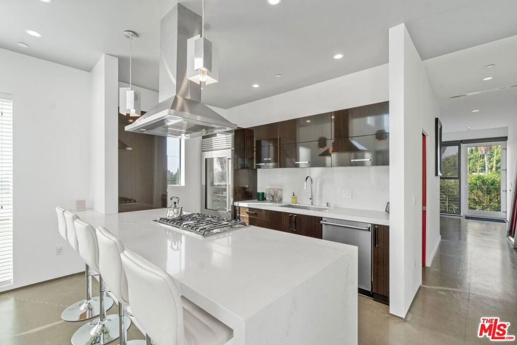 611 N Bronson Avenue 10