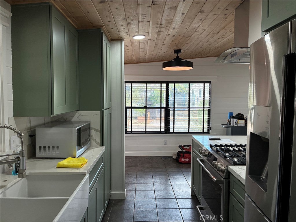 3883 Buchanan 103
