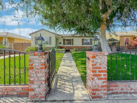 Photo of 2035 N Evergreen Street, Burbank, CA 91505 (MLS # 226004481)