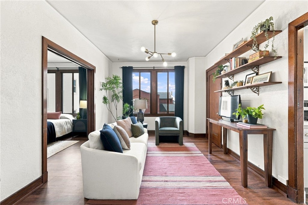 315 W 3rd ST