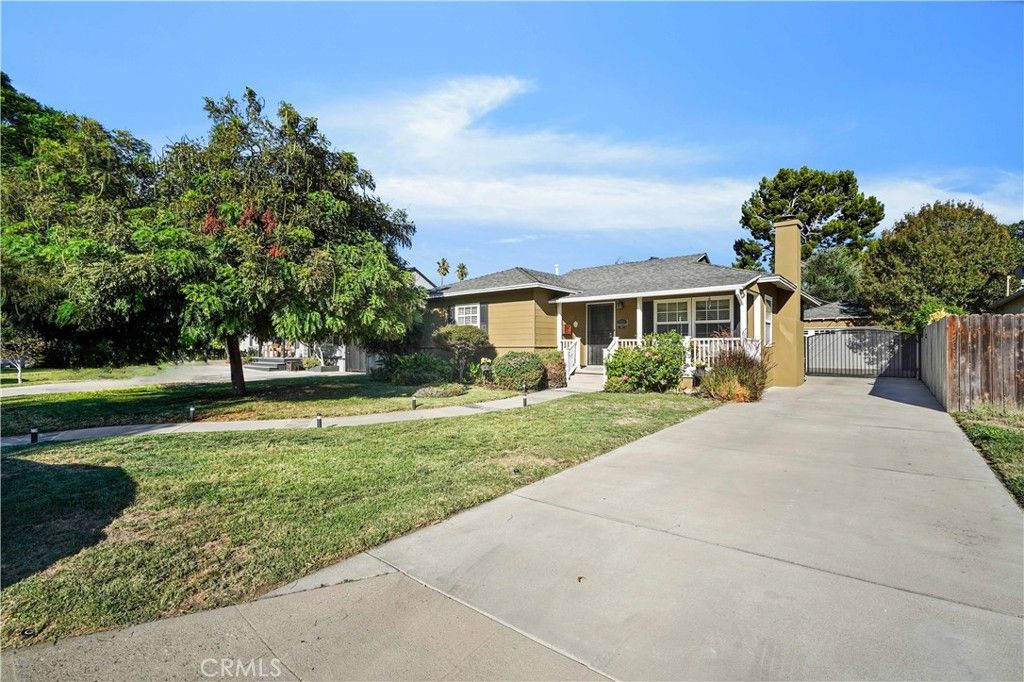 Photo of 7656 Oak Park Ave, Lake Balboa, CA 91406 (MLS # SR25234512)