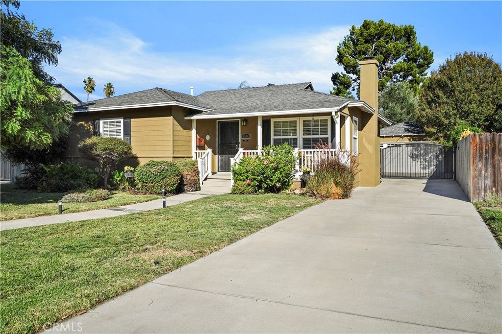 Photo of 7656 Oak Park Ave, Lake Balboa, CA 91406 (MLS # SR25234512)