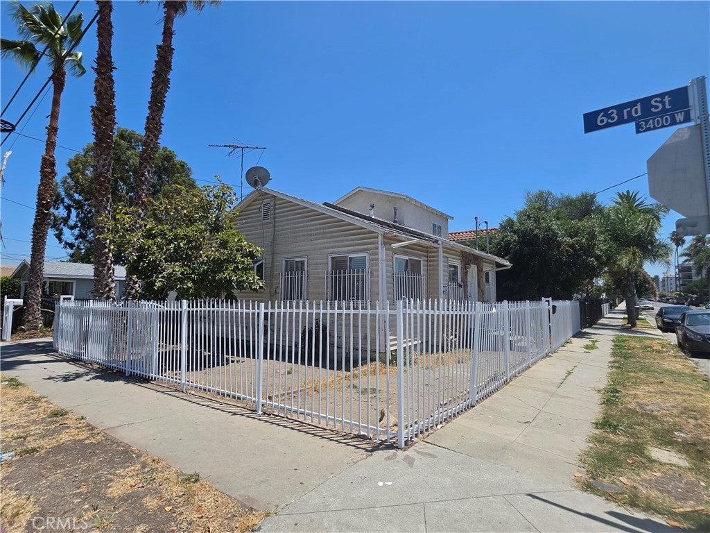 Photo of 6302 Brynhurst AVE, Los Angeles, CA 90043 (MLS # DW26131976)