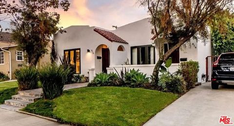 Photo of 816 N Mansfield Avenue #816/818, Los Angeles, CA 90038 (MLS # 26649393)