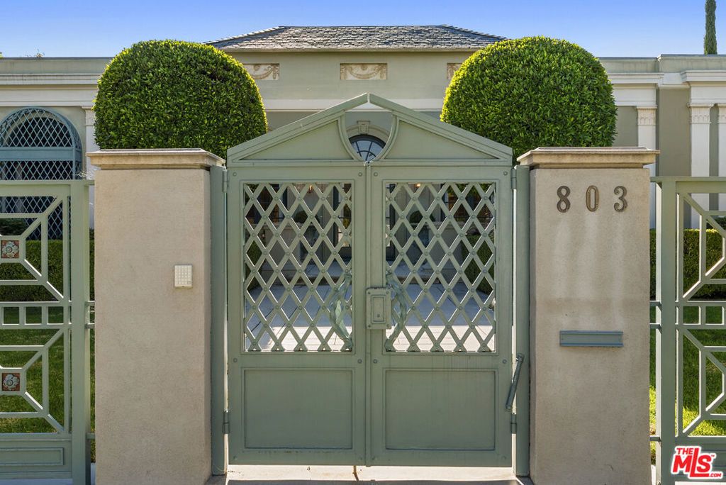 Photo of 803 N Rexford Drive, Beverly Hills, CA 90210 (MLS # 25622967)