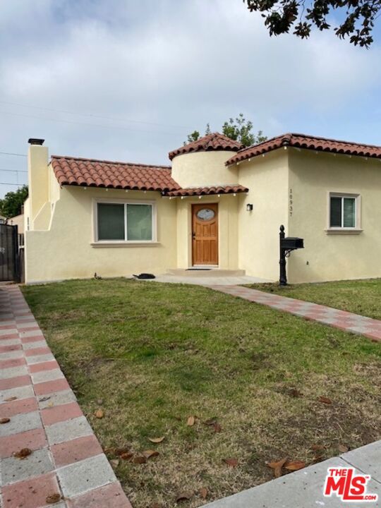 Beautifully updated 3 bedroom + 2 full baths home in the heart of Culver City's Lindberg Park! Kitchen features granite countertops, built-in gas cooktop, microwave, refrigerator and newer dishwasher. Birch hardwood floors throughout most of the home. Primary bedroom has walk-in closet and attached bath with shower over tub. Dining area off kitchen and living room has French door leading to side yard. Central air and heat system installed few years ago. Home has been lovingly maintained and just 2 blocks to Lindberg Park and 3 blocks to Ballona Creek and bike path to the beach. This home is tucked away on a quiet street but is close to grocery stores, Trader Joe's, Starbucks, Target and Culver City schools.