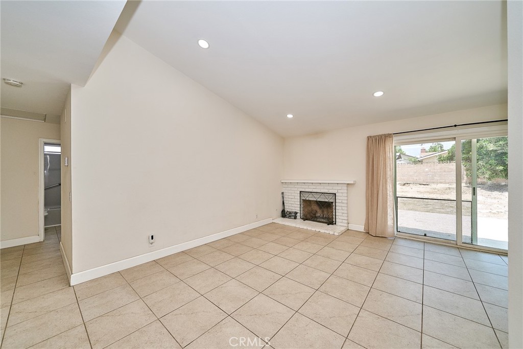 1833 E Yale
