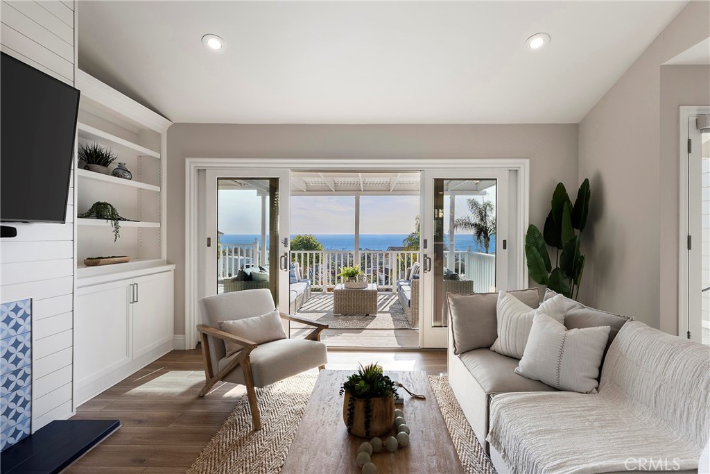 2121 Entrada Paraiso