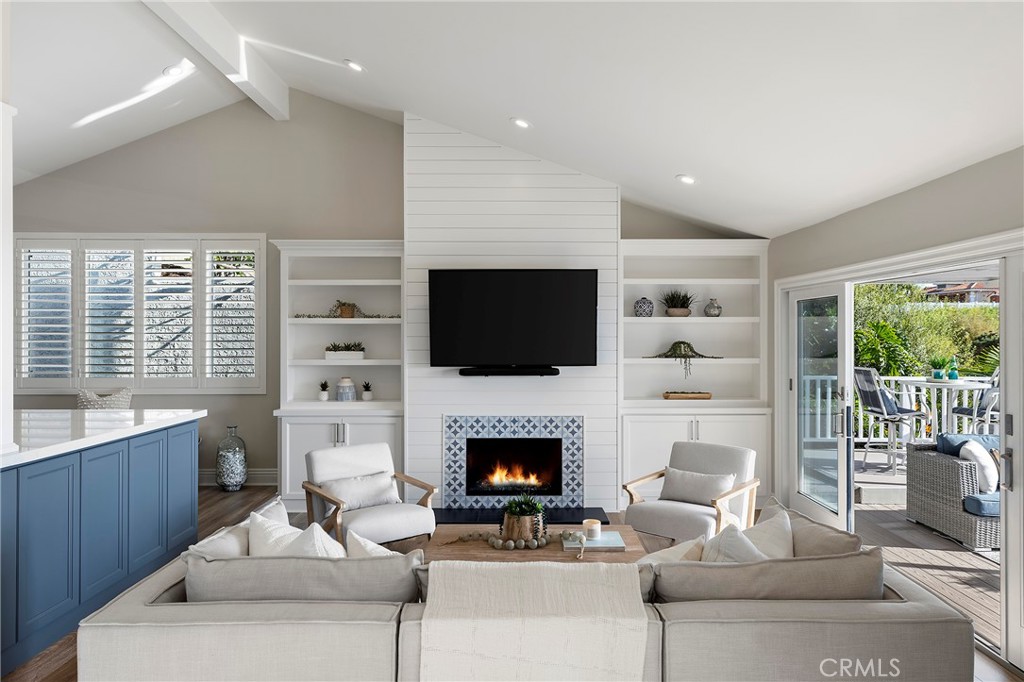 2121 Entrada Paraiso