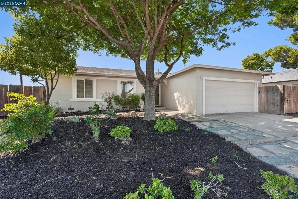 Photo of 20 Fairway Ct Ct, Pittsburg, CA 94565 (MLS # 41131572)