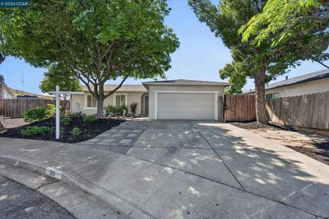 Photo of 20 Fairway Ct Ct, Pittsburg, CA 94565 (MLS # 41131572)