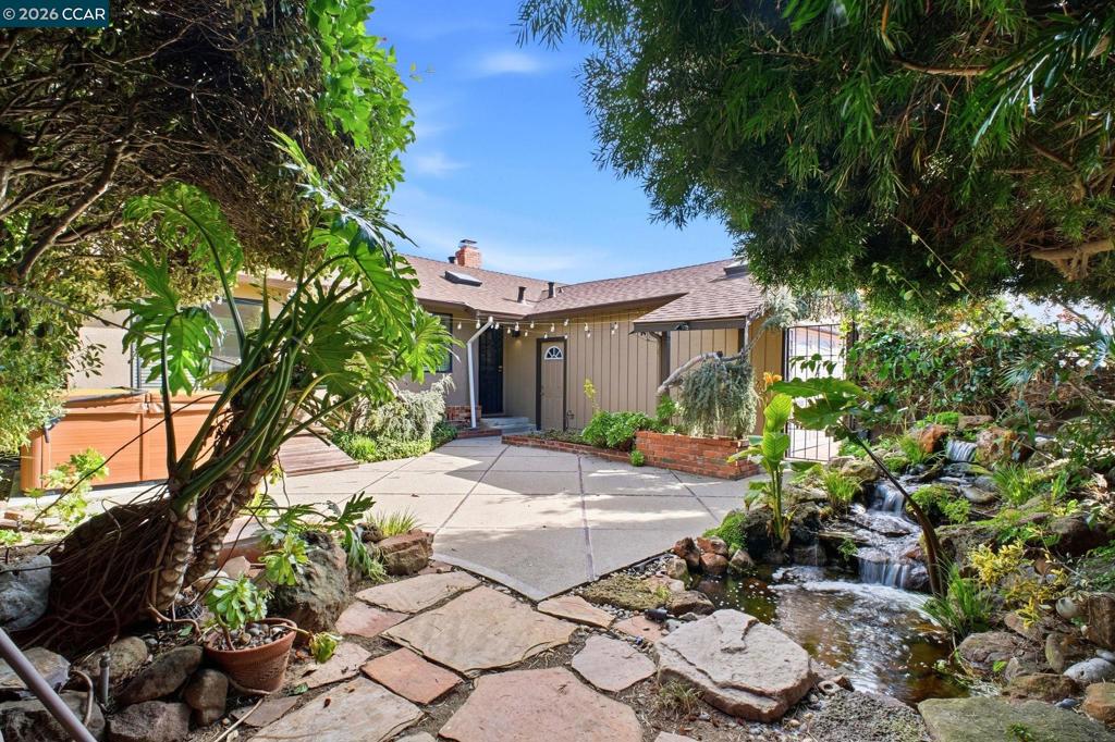 16132 16132 Via Catherine