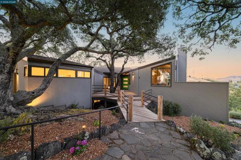 Photo of 2 Leeward Glen, Lafayette, CA 94549 (MLS # 41135693)