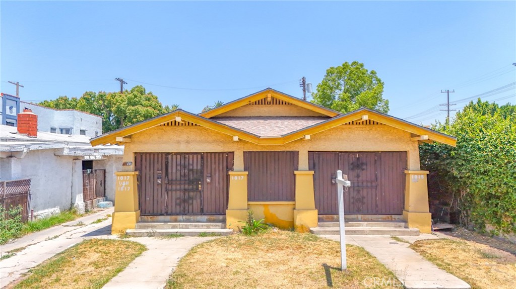 ** MOTIVATED SELLER**Excellent Investment Opportunity** 3-Units in a prime area of Los Angeles**Property is a fixer upper, Needs TLC.
This property features a side-by-side duplex (each unit 1 bedroom, 1 bathroom) plus a detached rear unit with 1 bedroom and 1 bathroom.
Front Units are sizable and great for conversion to two-bedrooms. The combined living area is approximately 1,721 sq. ft. on a 5,410 sq. ft. R2-zoned lot. An ideal opportunity for investors or owner-occupants. Located near major Los Angeles destinations, including close proximity to schools, parks, shopping, and public transportation just a few miles from University of Southern California. Please do not disturb occupants!! Tenants are currently under Month-to-Month contracts.