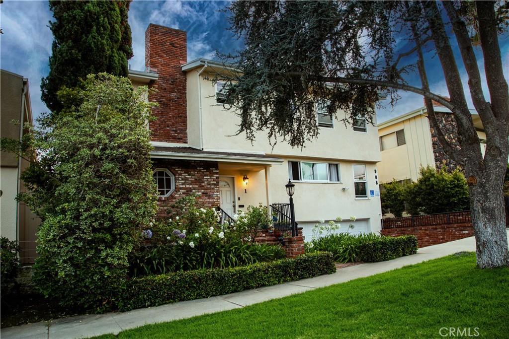 Spacious 2 en-suite bedrooms, 2.5-bath townhouse located just one block south of Montana Avenue in a 6-unit complex in Santa Monica
Approximately 1,700 sq ft of living space. Enjoy a prime location step from Whole Foods, Father’s Office, Peet’s Coffee, YogaWorks, and many other cafés, shops, and restaurants. Minutes to the beach, Palisades Park, and Third Street Promenade.
A two-story townhome features laminate flooring throughout, a fireplace in the living room, and a private large patio. The kitchen includes granite countertops and stainless-steel appliances: refrigerator, stove, microwave, and dishwasher. All-in-One Washer-Dryer is located inside the unit, in addition to a shared on-site laundry room. A privacy screen door at the main entrance for added airflow and security. Generous closet space and one designated carport parking space.