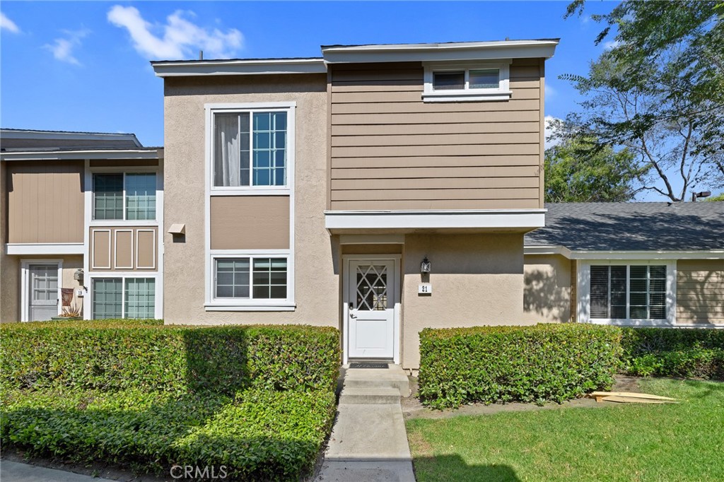 Welcome to 21 Greenbough, a charming 3-bedroom, 2-bath townhome located in the heart of Irvine’s highly sought-after Woodbridge community. This freshly updated home features brand new flooring and interior paint, offering a bright and move-in ready living space. The functional layout includes a comfortable living room with a cozy fireplace, perfect for everyday living and entertaining.
Enjoy all the world-class amenities that Woodbridge has to offer—two lakes with beach clubs, 22 pools, tennis courts, parks, and scenic walking trails. Zoned for award-winning Irvine schools and conveniently close to shopping, dining, and major freeways, this home is a perfect blend of comfort, convenience, and lifestyle.
Don’t miss this opportunity to own a beautifully refreshed home in one of Irvine’s most established neighborhoods!