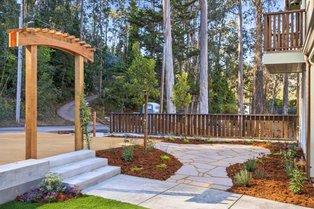 1627 Higgins Way
