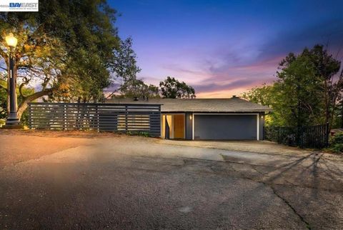 Photo of 6130 6130 Harbord Dr Dr, Oakland, CA 94611 (MLS # 41123866)