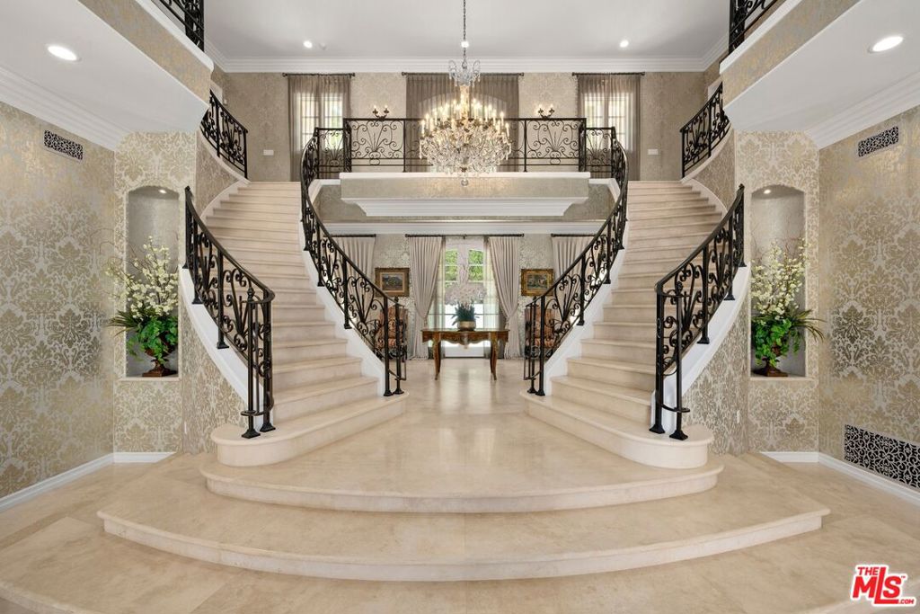Photo of 9541 Sunset Boulevard, Beverly Hills, CA 90210 (MLS # 26841257)