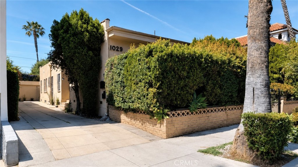 1029 N Orange Grove