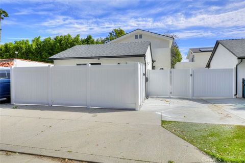 Photo of 15557 Wyandotte Street, Van Nuys, CA 91406 (MLS # GD26050066)