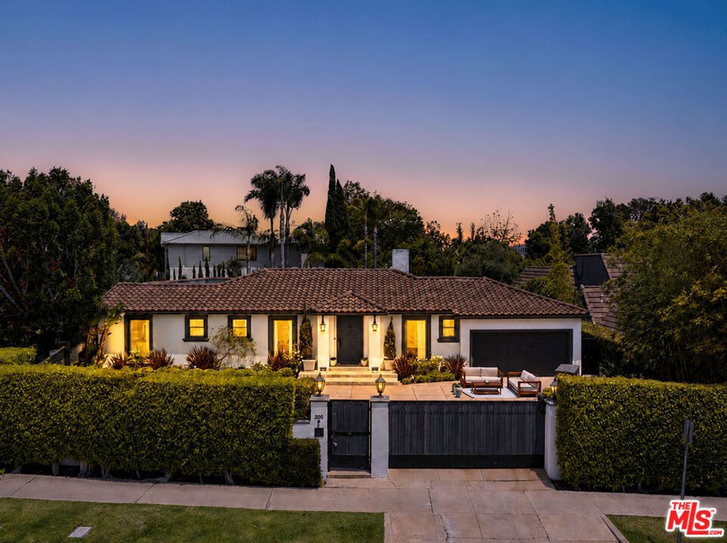 Photo of 200 S Westgate Avenue, Los Angeles, CA 90049 (MLS # 26838619)
