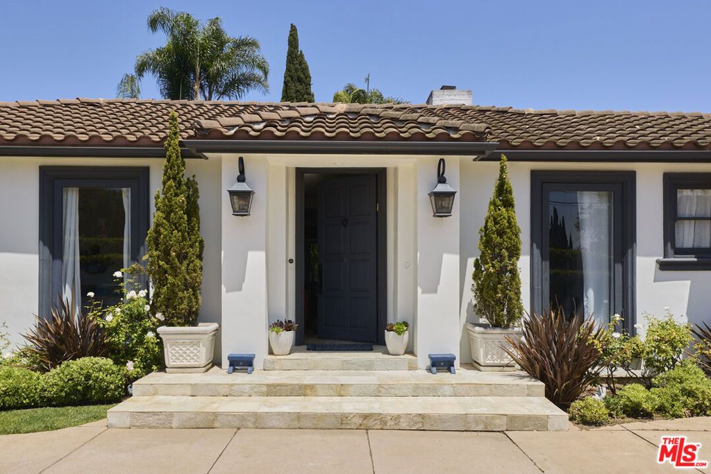 Photo of 200 S Westgate Avenue, Los Angeles, CA 90049 (MLS # 26838619)