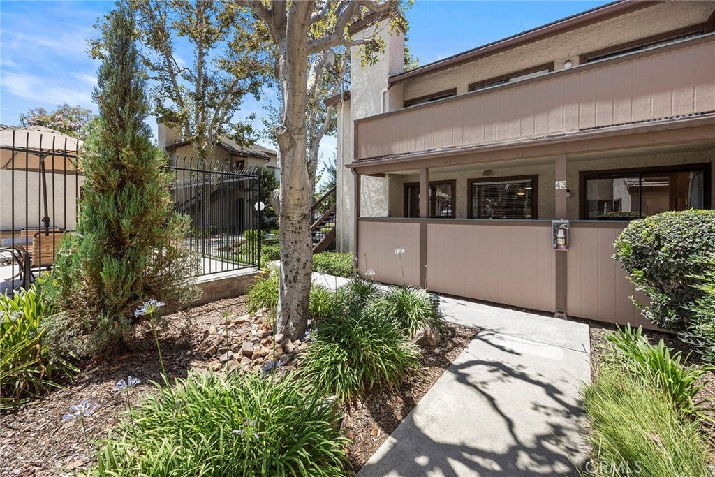 600 N Brea Boulevard 43