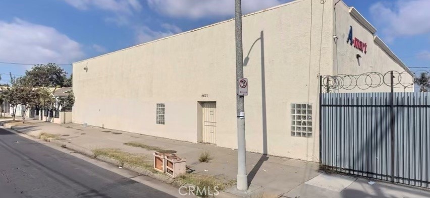 The property located at 2631 Southwest Dr, Los Angeles, CA includes data gathered from Los Angeles County tax records, public records data providers.