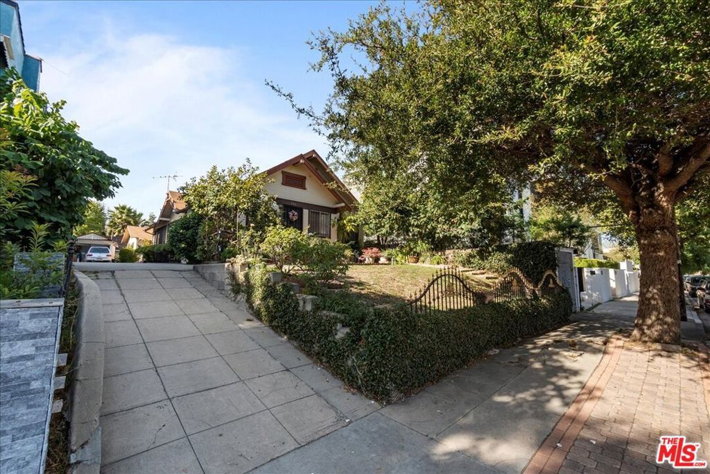 Photo of 741 N Harvard Boulevard, Los Angeles, CA 90029 (MLS # 25596443)