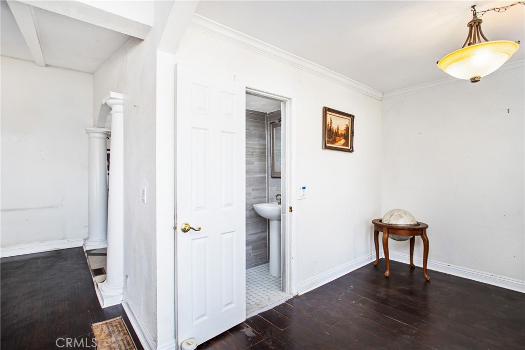 Main image without alt text