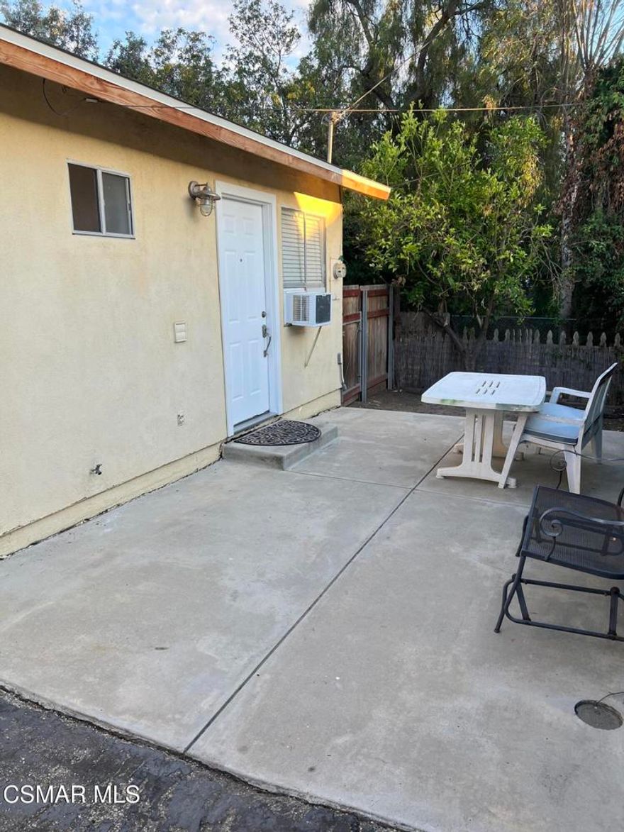 Studio unit updated apartment. Living room with recessed lighting. Kitchenette with sink and refrigerator. Nice size Bathroom. Indoor laundry. Private courtyard, All utilities included.