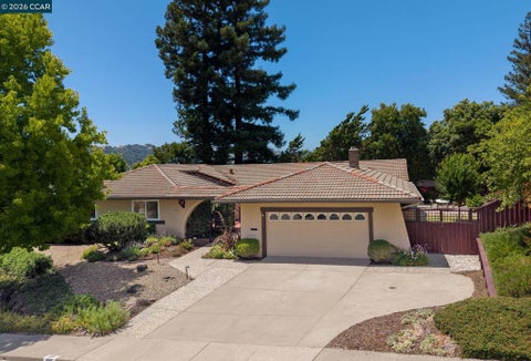 Photo of 1085 Country Club Drive DR, Moraga, CA 94556 (MLS # 41140383)