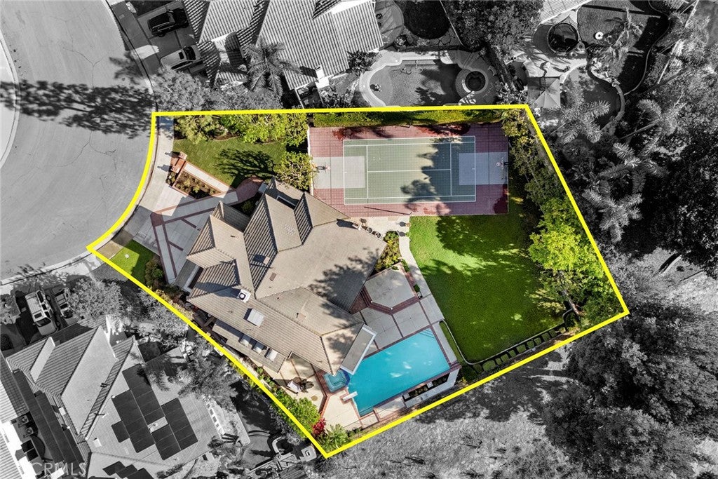 2601 N Rosemere