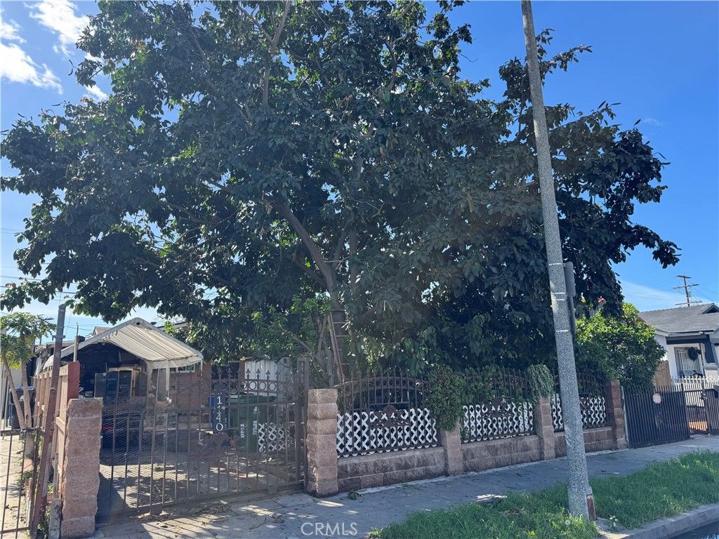 Photo of 1140 W 66th St, Los Angeles, CA 90044 (MLS # DW26036729)