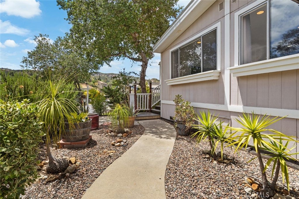 23777 Mulholland Hwy 203